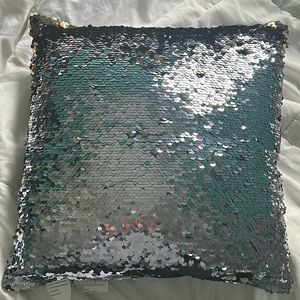 🤩Reversable Two-Toned Fun Sparkle Pillow🤩